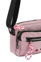 Bandolera color lila de poliéster con correa ajustable negra, cierre principal y bolsillo frontal con cierre. Detalle de cordón rosa y logo bordado.