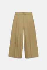 Pantalón de tiro alto con pierna ancha, diseño con pliegues frontales y cinturón integrado del mismo tejido con hebilla forrada. Cuenta con cierre lateral mediante cremallera oculta.