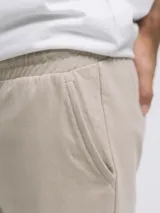 Short de felpa color negro, con cordón ajustable en la cintura y corte casual.