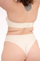 Soutien strapless con aro color blanco, de copa moldeada confeccionado en lycra reforzada doble. Incluye breteles desmontables multifunción y broches reforzados en la espalda.