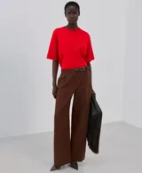 Chaleco rojo de punto con cuello redondo y mangas cortas holgadas.
