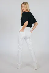 Pantalón blanco de corte recto, con cintura alta elástica y bolsillos laterales.