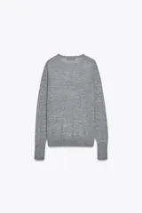 Jersey de punto de cashmere extrafino, con cuello redondo y manga larga, de corte clásico y textura suave.