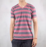 Remera de algodón a rayas horizontales rosas y grises, con cuello en V y logo bordado en el pecho.