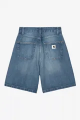 Short de denim azul de algodón, con corte holgado y pliegues frontales, lavado a la piedra.