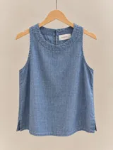 Musculosa de lino color azul, de corte suelto con cuello redondo y escote halter.