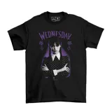 Remera negra de algodón con estampa frontal de Merlina Addams en tonos violeta y blanco, acompañada por el texto 'Wednesday' y símbolos esotéricos.