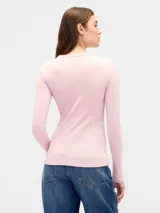 Remera de manga larga confeccionada en tejido rib, con cuello redondo y ajuste al cuerpo.