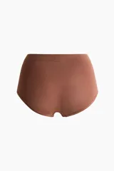 Bombacha tipo shortie color marrón, con diseño de tiro alto y efecto moldeador leve. Confeccionada con costuras mínimas para mayor comodidad.