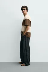 Camiseta relaxed fit color marrón, confeccionada en tejido con estructura, cuello redondo y manga corta.