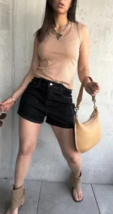 Musculosa color beige de lycra de algodón, con cuello redondo y sisas anchas.