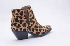 Texana de caña corta con diseño de animal print en color fucsia y negro. Presenta un taco bajo y aberturas laterales.