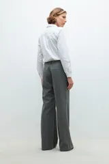 Pantalón de vestir gris con finas rayas verticales, corte sastrero y pierna ancha.