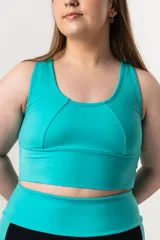Top deportivo color turquesa con breteles anchos y espalda entera. Confeccionado con tela de doble fibra LYCRA® XTRA LIFE™ y faja ancha con tela doble.