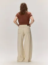Pantalón ancho de denim azul, de tiro alto y corte holgado y fluido con perneras amplias.