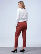 Pantalón negro de gabardina elastizada, corte slim, con pretina ancha con aplique de botones y largo de pierna pespunteado.