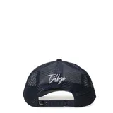 Gorra tipo trucker color negro con panel frontal de algodón y paneles traseros de malla. Presenta un logo bordado en hilo dorado en la parte frontal.