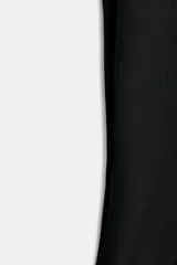 Top negro con cuello halter ajustable con lazada y hombros descubiertos. Presenta cierre lateral con cremallera oculta.