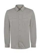 Camisa de manga larga RKF modelo Chungara, color verde, de corte regular con cuello camisero, bolsillos frontales con solapa y botones, diseñada para actividades al aire libre con protección UV.