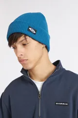 Gorro de invierno Quiksilver modelo Solid, color azul, de punto acanalado con vuelta y parche con el logo de la marca en el frente.