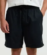 Bermuda masculina color verde con cintura elastizada ajustable con lazo, bolsillos laterales y traseros, y etiqueta de goma en el ruedo. Confeccionada en poliéster.