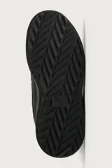 Zapatilla estilo skate color negro, con diseño de volumen, parte superior de piezas combinadas, tira adherente en el empeine y cordones gruesos. Suela con volumen y diseño irregular.