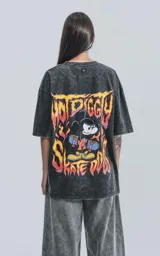 Remera de algodón premium color negro con efecto nevado (acid wash), corte oversize y cuello redondo. Presenta un estampado frontal de Mickey Mouse con una patineta.