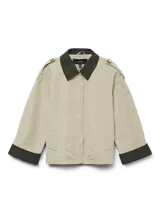 Campera corta de estilo parka con cuello camisero en contraste, cierre frontal con botones ocultos y bolsillos laterales. Presenta un diseño de corte recto con detalles en los hombros y mangas largas.