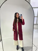 Tapado largo de jeans color burdeos con botones y bolsillos frontales.