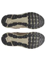Championes Under Armour modelo Summit Trek Suede, con diseño inspirado en los años 90. Presentan una parte superior de malla ligera en color verde oliva con superposiciones de gamuza en tono beige, mediasuela de amortiguación de doble densidad y suela de goma con tacos para mayor tracción.