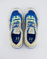 Championes de estilo retro runner de la marca Coolway, confeccionados en una combinación de malla azul, paneles de serraje en tono beige y detalles en amarillo neón. Presentan refuerzos estructurales en el talón y una suela técnica con amortiguación.