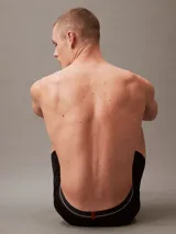 Pack de tres bóxer Calvin Klein negros con cinturas elásticas en azul, blanco y rojo con el logo de la marca. Confeccionados en microfibra de nylon y elastano.