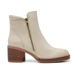 Botín de cuero sintético color beige con cierre lateral y elástico en la parte superior. Tiene taco de madera y suela marrón.