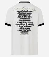 Remera blanca de algodón con cuello redondo y ribetes en contraste negro en cuello y mangas. Presenta un estampado frontal con el logo de la banda Oasis, la frase "Definitely Maybe" y una ilustración monocromática de los miembros de la banda.