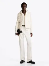 Chaleco acolchado color blanco, con cierre frontal y cuello alto.