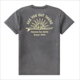 Remera Katin de manga corta, color negro con efecto acid wash. Presenta un pequeño estampado gráfico dorado en el pecho con motivo de sol y tabla de surf.