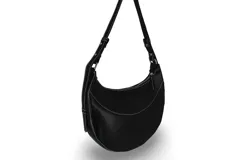 Cartera negra de cuero sintético con forma de media luna y costuras blancas.