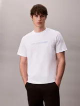 Remera Calvin Klein de color blanco, confeccionada en punto de algodón BCI, con cuello redondo, manga corta, corte regular y logotipo estampado en el pecho.