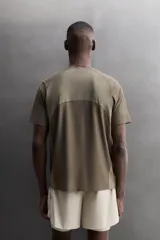 Camiseta de entrenamiento de corte relajado, confeccionada en tejido técnico ligero, elástico y semitransparente. Presenta cuello redondo, manga corta y costuras termofijadas.