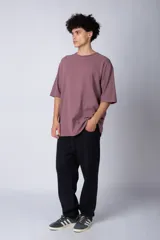 Remera de corte oversize, color blanco, con cuello redondo y mangas cortas amplias.