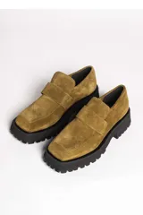 Mocasines de gamuza color tostado, con suela gruesa negra de goma con plataforma y diseño track.
