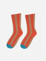 Par de medias de tejido acanalado con rayas verticales en color naranja quemado y marrón claro. La puntera y el talón son de color turquesa.