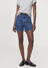 Short de jean de tiro alto en color azul, con diseño clásico de cinco bolsillos y presillas para cinturón.