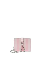 Cartera pequeña de cuero sintético con diseño a rayas verticales en tonos rosado y blanco, solapa frontal con cierre de broche y detalle de cordón con cuentas metálicas. Incluye correa de cadena metálica desmontable.