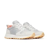Championes Merrell modelo Alpine 83, con diseño retro en tonos gris claro y detalles en salmón. Confeccionados en una combinación de gamuza y textil, cuentan con entresuela de espuma EVA para mayor amortiguación y suela de goma.