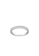 Anillo delgado plateado con una hilera de cristales blancos.