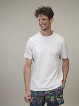 Remera de manga corta color gris jaspeado, confeccionada en algodón.