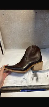 Bota texana de caña baja color marrón con efecto vintage, confeccionada en cuero vacuno y forrada en cuero. Tiene taco de 5cm y cierre lateral.