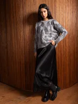 Buzo de punto gris con estampado de tigres en color negro, cuello redondo y mangas largas con puños acanalados.