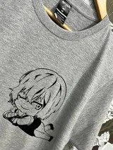 Remera gris con estampado de personaje de anime Bungō Stray Dogs.